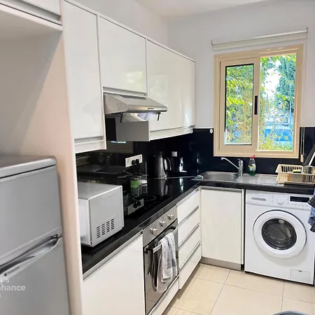 Elysia Breeze 2 Bed Town House 파포스